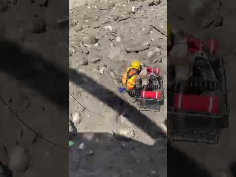 बाढीबाट ज्यान गुमाएका व्यक्तिको श*व संकलन गर्दै नेपाली सेना !