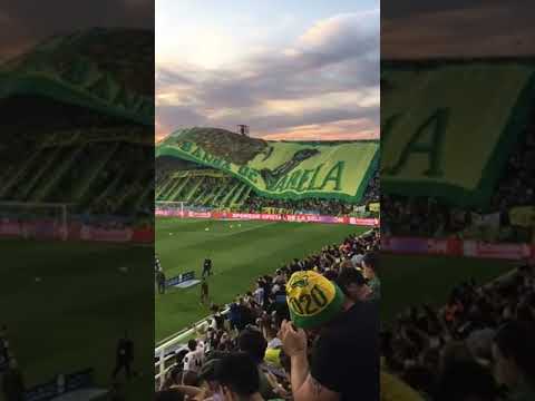 "el hermoso recibimiento de la hinchada al defensa y justicia en su cancha ☺️" Barra: La Banda de Varela &bull; Club: Defensa y Justicia