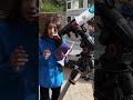 Reacción de niña al mirar el sol a través de un telescopio de H- Alpha.