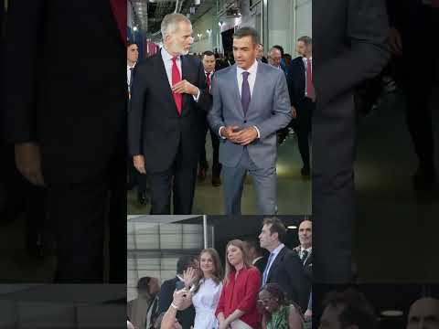 La Familia Real y Pedro Sánchez llegan al estadio charlando animadamente