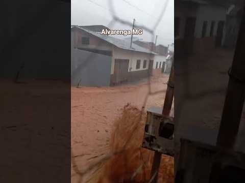 Chuva Forte destrói ruas em Alvarenga MG