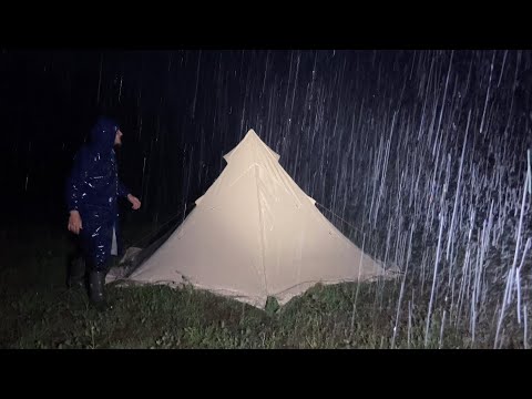 የእናት ተፈጥሮ ኃይሏን ሁሉ ትጠቀማለች - በእውነተኛ ዝናብ እና ነጎድጓድ ውስጥ ካምፕ ማድረግ ፣ ዝናብ ካምፕ