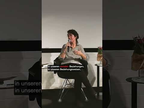Jule Govrin über ihre Theorie eines Universalismus von unten #philosophie