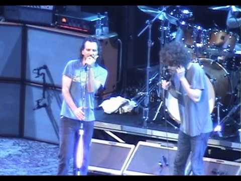 Pearl Jam w/ Andrew Stockdale - Hunger Strike (Barcelona '06) HD
