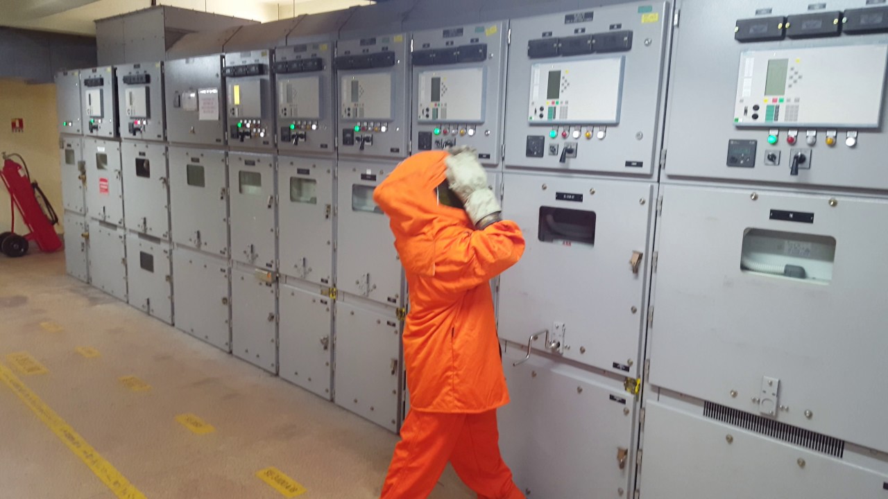 Manobra de disjuntor de 13.8kv em cubículo.
