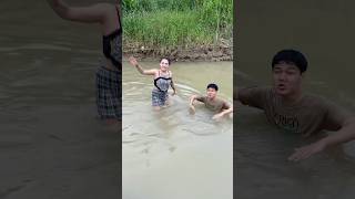 Download lagu BELA IS SURPRISED! While Bathing in the River, a Big Snake Suddenly Appears! #shortsfeed #shortvi... mp3