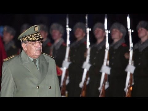 الجزائر قايد صالح يهاجم "العصابة" التي تسعى لضرب الثقة بين الشعب والجيش