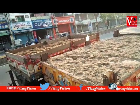 అక్రమ ఇసుక తరలిస్తుండగా మార్గంమధ్యలో రెండు ట్రాక్టర్లను పోలీసులు పట్టుకుని  సీజ్ చేశారు తుమ్మపాల,అనకాపల్లి,Vizagvision...