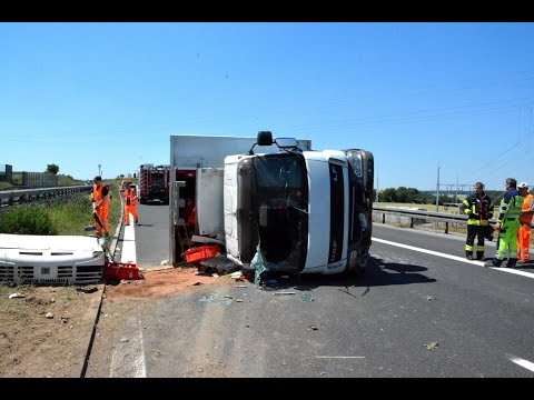 Verkehrsunfall zwischen Lkw und Pkw – zwei Verletzte – A71 über Stunden gesperrt