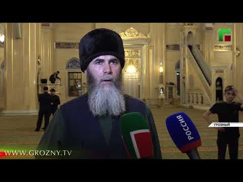 Ид-аль-фитр начинается рано утром первого числа месяца Шавваль с праздничной молитвы в мечетях