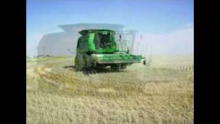 preview picture of video 'Wheat Harvest.  Wilson Harvesting With John Deere Combines'