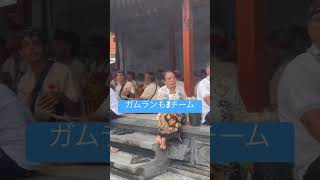 バリの火葬を見学に、黒い牛は階級の高い方の葬儀で使われ，街の有力者であることが伺える，壮大な式。みんなが見てる前で遺体に火をつける，日本も昔はそうだったのかな？日本人の私を見学させてくれてありがとう。