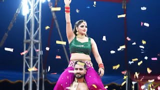 Download lagu Queen of the Stage Stunning Performer on Shoulder Ride! mp3