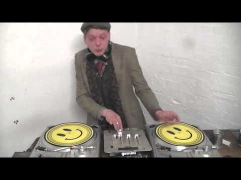 Pikey Esquire beatboxer spinning some vocals