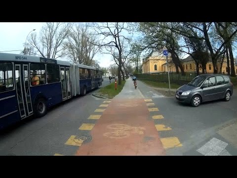 Kerékpáros be a busz elé? Padlógáz? Nem, fék. - Cyclist weaves in? Floor it? No, brake.