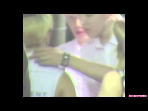 130810 SEHUN HOLDING AMBER's HAND AND NOT LETTING GO!