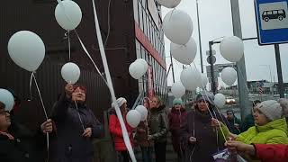 preview picture of video 'Жители Гумрака выпустили шары в небо в память о погибших детях в Кемерово.'