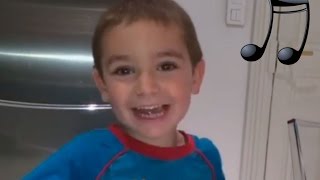 Enfant 3 ans chante comptine Au clair de la lune | Comptine paroles chanson