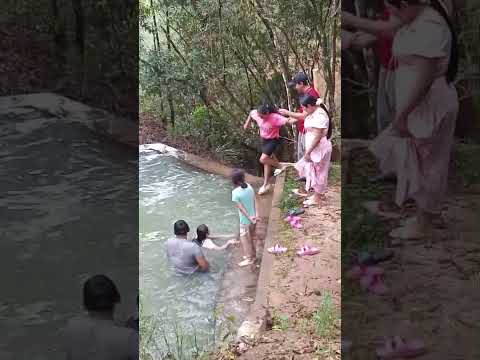 Dándose un chapuson en las heladas aguas de Perquin, Morazán, El Salvador