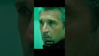 Ele improvisou uma arma com o papel toalha... 😱 #melhorfilme #filmes #shorts