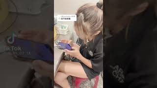 胸元に氷を投下?　#shorts  #ice #面白い  #highlights