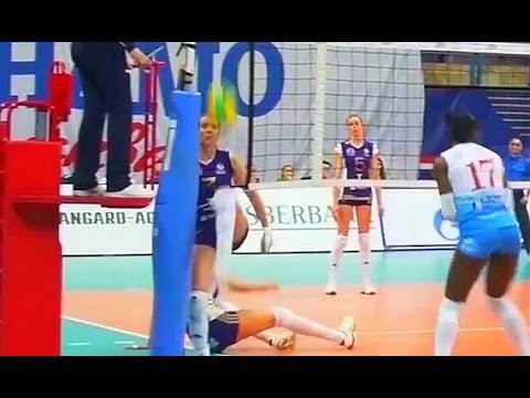 Amazing kick save by Fabiola and the funniest point in the Champions League (W) 2