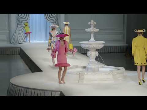 Runway Mishaps during Milan Fashion Week Spring/Summer 2023 (Dolce & Gabbana, Moschino, Fendi, Etro)