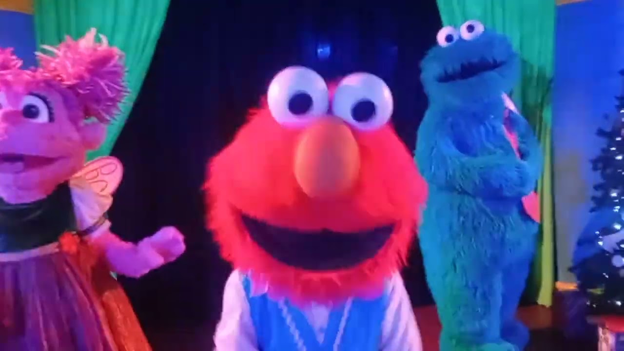 Sesame Street friends rock'in around the Christmas tree: Holiday Dine with Elmo and friends☃️🎁