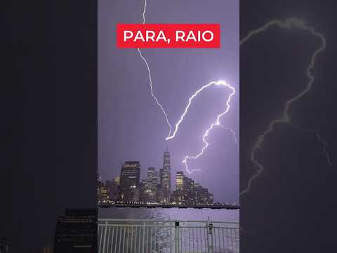 Raio atinge o topo do prédio mais alto de Nova York