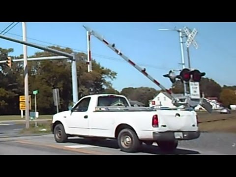 Pick Up Truck Almost Gets Hit By Gate And Train