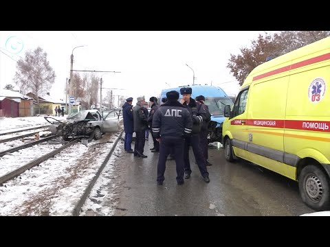 Двое погибших и семь пострадавших. В Новосибирске иномарка врезалась в маршрутное такси