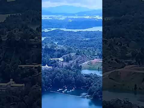 Guatape es uno de los.municipios turísticos mas famosos de Colombia.piedra de peñol que mide 220 mts