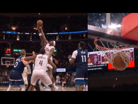 Eric Collins loses his mind after the jump ball gets tapped into the basket 😂