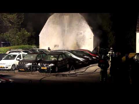 Meerdere auto's uitgebrand bij autobedrijf in Den Bosch