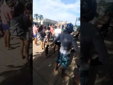 Mujer policía agrede a una manifestante en Perico, Matanzas (11.7.2021)