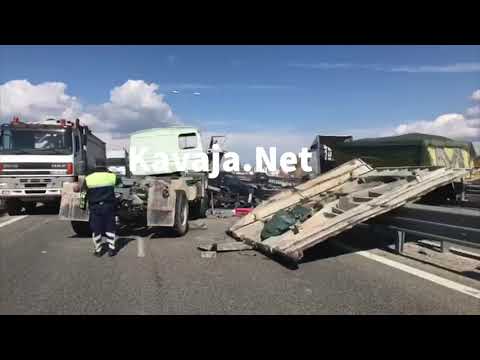 Kavaja.Net/ Aksident në Kavajë-Rrogozhinë, kamioni përplaset më automjetin në Gosë, plagosen dy gra