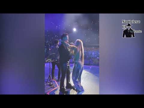 Shakira sorprende a Carlos Vives en un concierto en Miami y juntos cantan “La Bicicleta”