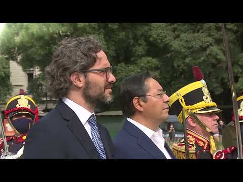 Ceremonia de Ofrenda Floral en el Monumento a Juana Azurduy en el Centro Cultural Nestor Kirchner