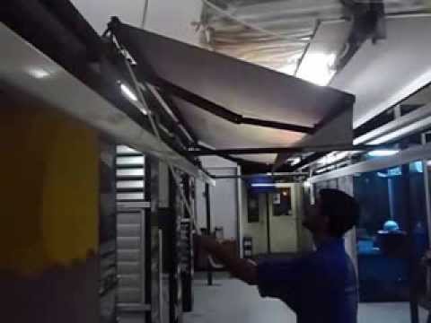 Open & Close of Francia® Manual Retractable Awning