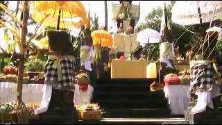 preview picture of video 'Piodalan di Pura Pesraman Dharmawasitha  Mas Ubud Gianyar Bali'