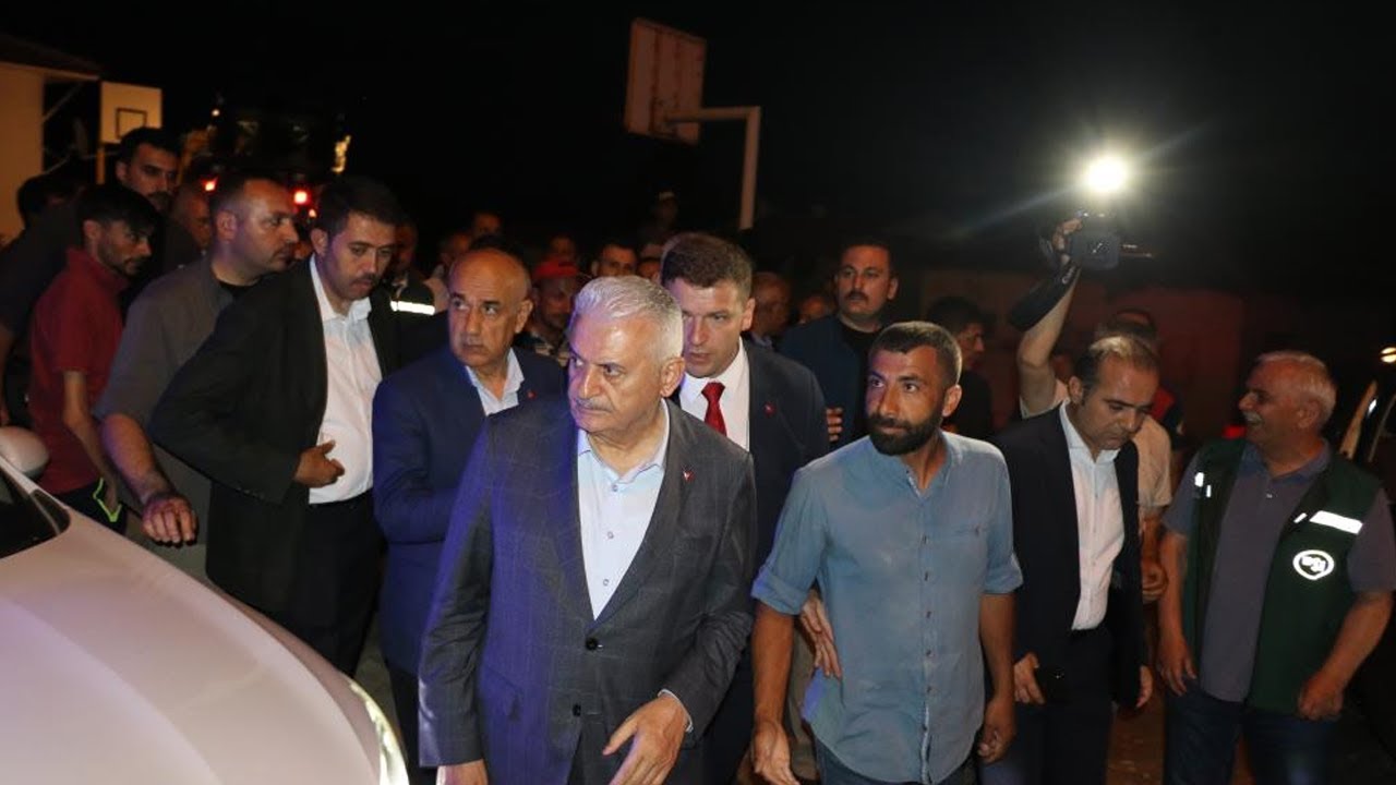 Binali Yıldırım ve Bakan Kirişci, Erzincan’da sel afetinin yaşandığı mahallede incelemelerde bulundu