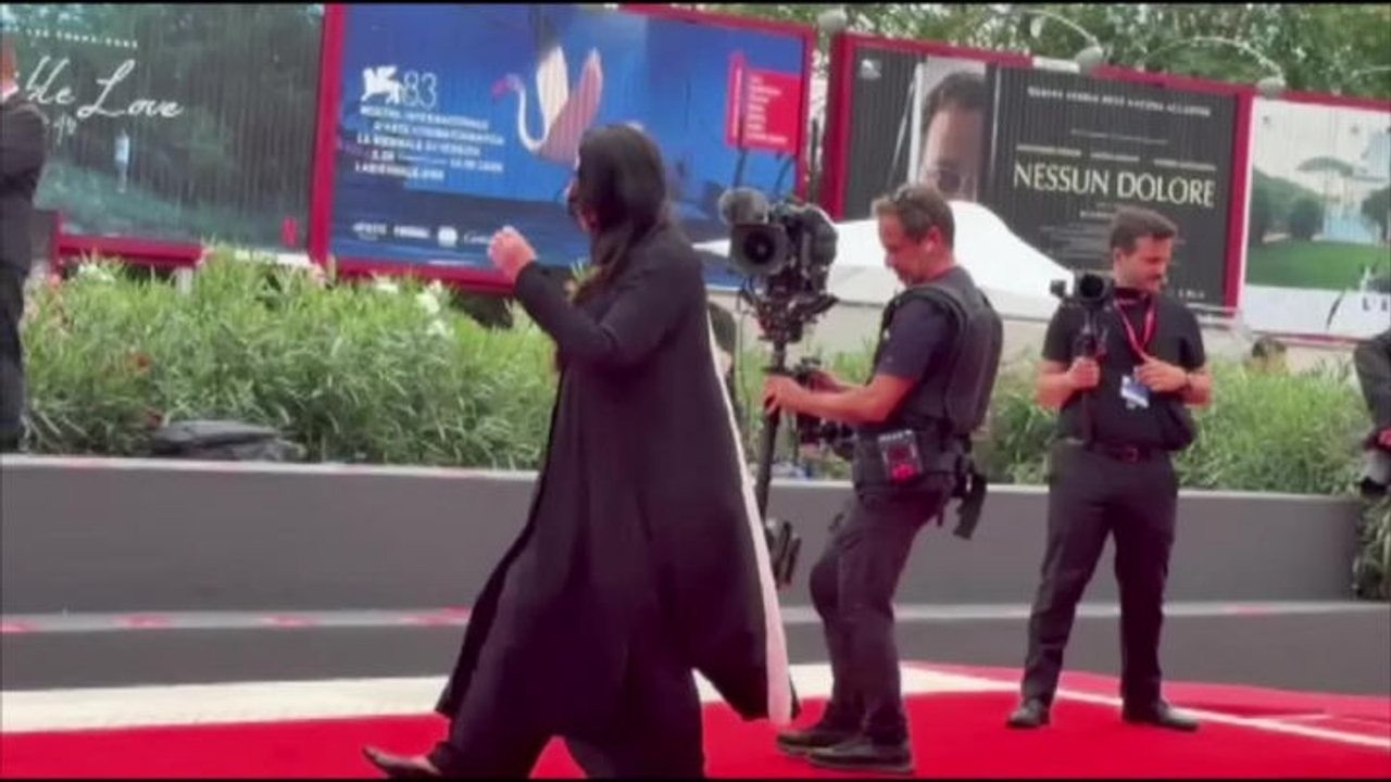 Venezia 83, Marina Abramovic sul red carpet con completo pantalone nero e immancabile rossetto rosso
