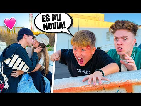 LA NOVIA DE MI HERMANO PEQUEÑO SE BESA CON OTRO NIÑO... les pillamos