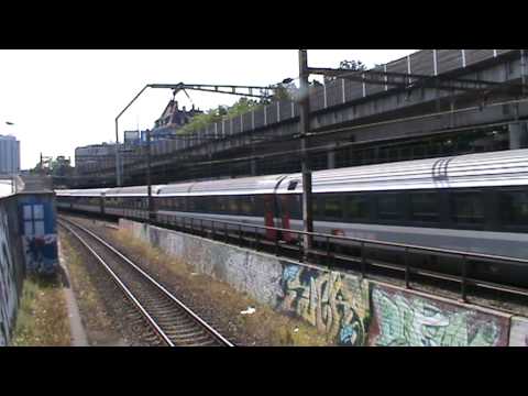 Re 4/4 II mit altem und neuen Rollmaterial fährt in Basel SBB ein