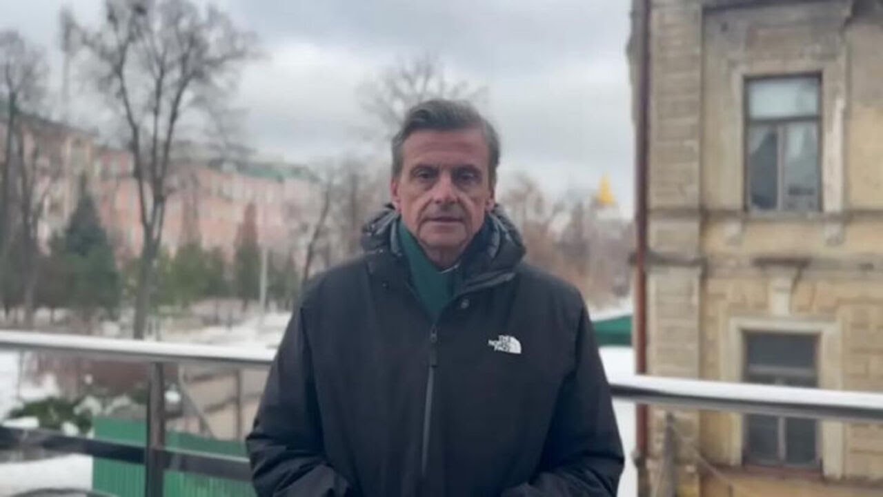 Calenda a Kiev: "L'Italia è vicina agli ucraini che resistono da quattro anni"