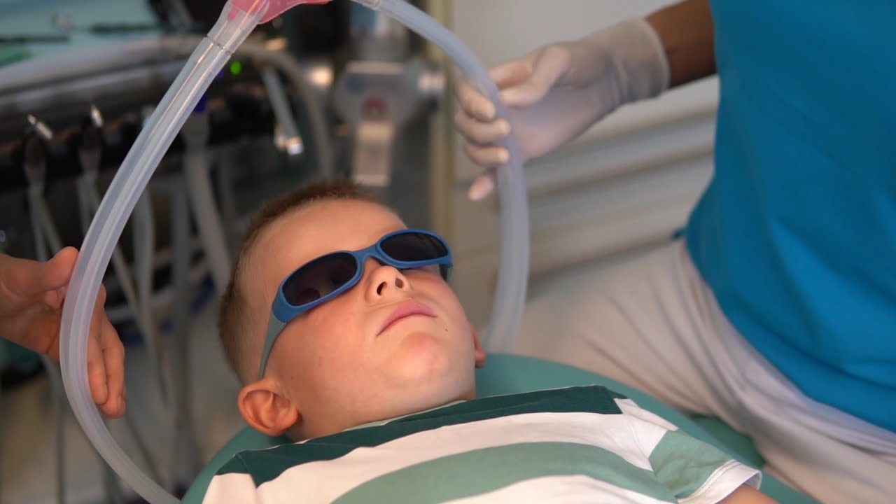 Watch video Enfant chez le dentiste pour sa première sédation avec N2O Enfant chez le dentiste pour sa première sédation avec N2O