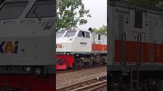 Download lagu momen suara deru mesin menggelegar lokomotif cc 203 98 02 #shorts mp3