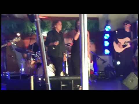 Olimpiadi del Cuore 2023: la carica dei Ricchi e Poveri al Twiga