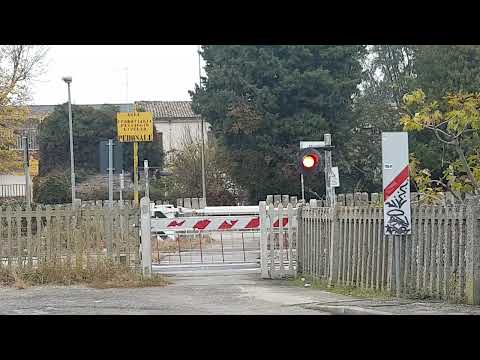 Piccolo e raro passaggio a livello in Via Fratelli del 99 24.10.2020