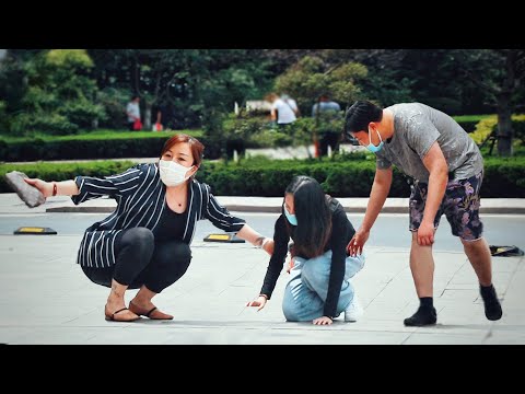 女孩暈倒在路邊，原因竟是男友要求她減肥，路人：他是真的愛你嗎